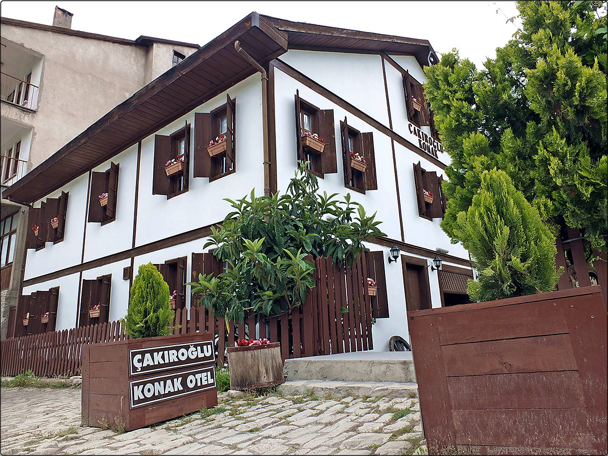Çakıroğlu Konak'ın beyaz badanalı, ahşap pencereli cephesi