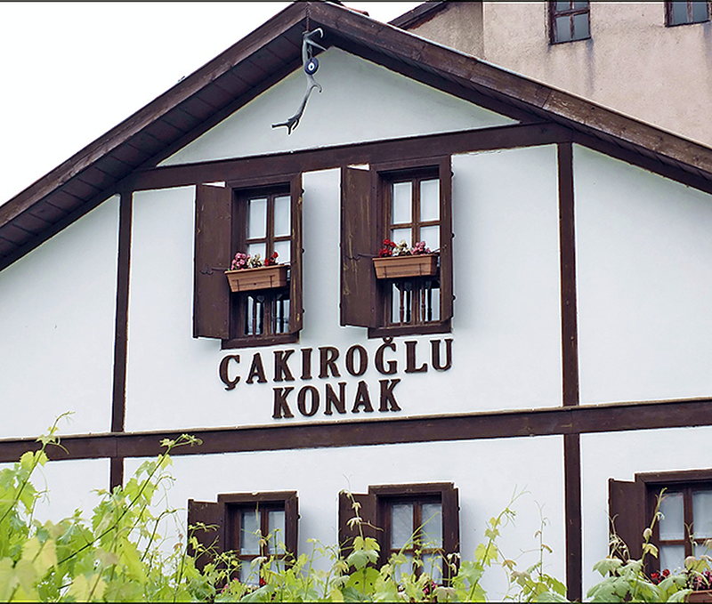 Cephedeki Çakıroğlu Konak yazısı ve pencere önü çiçekleri